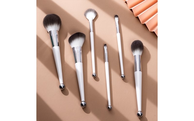 Cepillo de maquillaje y juego de masajes faciales