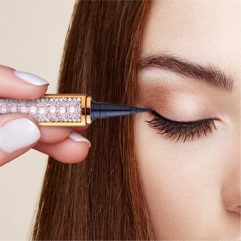 St Future 2-in-1 Magic Eyeliner Tool