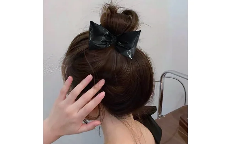 St Future Acolchado Faux-Leather Y2K Bow Scrunchie