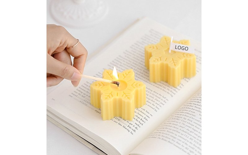 Snowflake shape candle