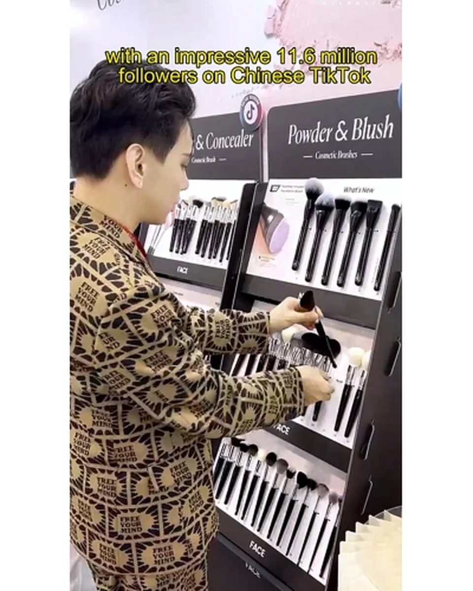 Chinese beauty influencer SamChak, with an impressive 11.6 million followers on Chinese TikTok